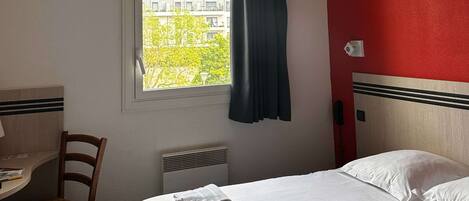 Bureau, chambres insonorisées, Wi-Fi gratuit, draps fournis