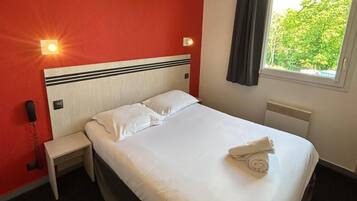 Chambre Confort double ou avec lits jumeaux | Bureau, système d’insonorisation, accès au Wi-Fi (inclus)