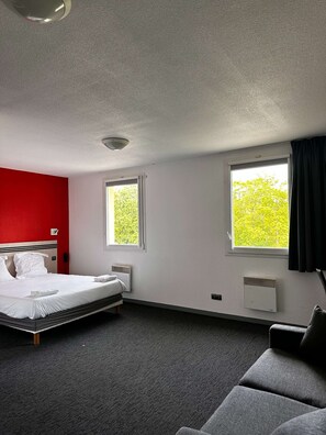 Työpöytä, äänieristys, ilmainen Wi-Fi, vuodevaatteet