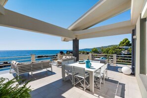 Outdoor dining - Luxury Seaside Villa rental In Sicily (Stazzo)