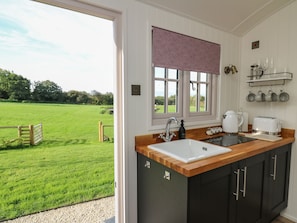 Kjøleskap og kjøkkenutstyr