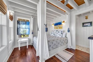Iron/ironing board, travel crib, WiFi, bed sheets - Casa de G/🌊Destin Harbor Cottage w/Boat Slip (Destin)