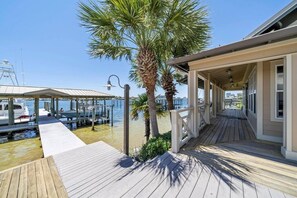 Terrace/patio - Casa de G/🌊Destin Harbor Cottage w/Boat Slip (Destin)