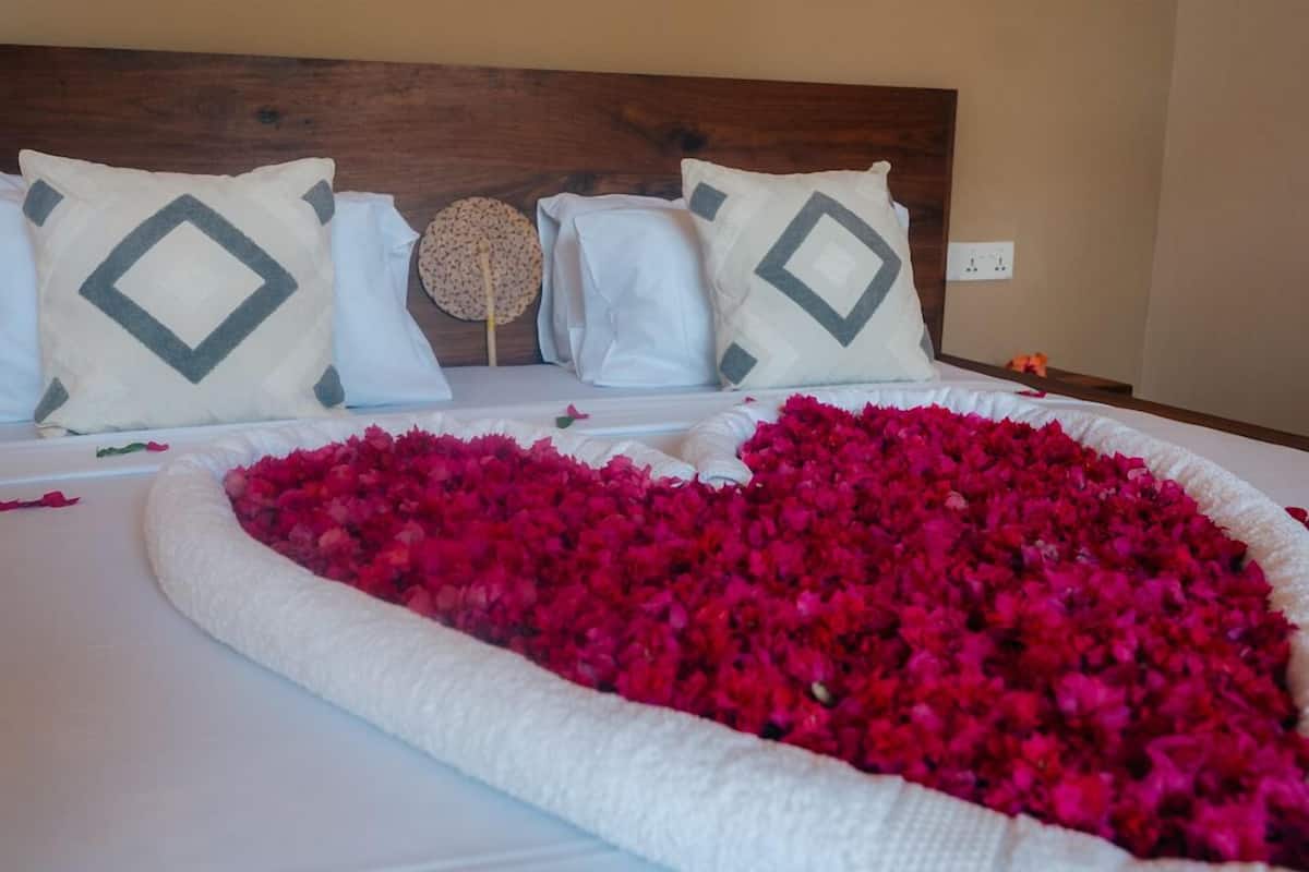 Deluxe tweepersoonskamer, 1 kingsize bed, gedeeltelijk uitzicht op zee, aan het strand | Hypoallergeen beddengoed, individueel gedecoreerd