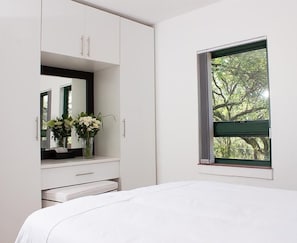 Premium bedding, down comforters, pillowtop beds, in-room safe - Cussonia Country Home (Tierpoort)