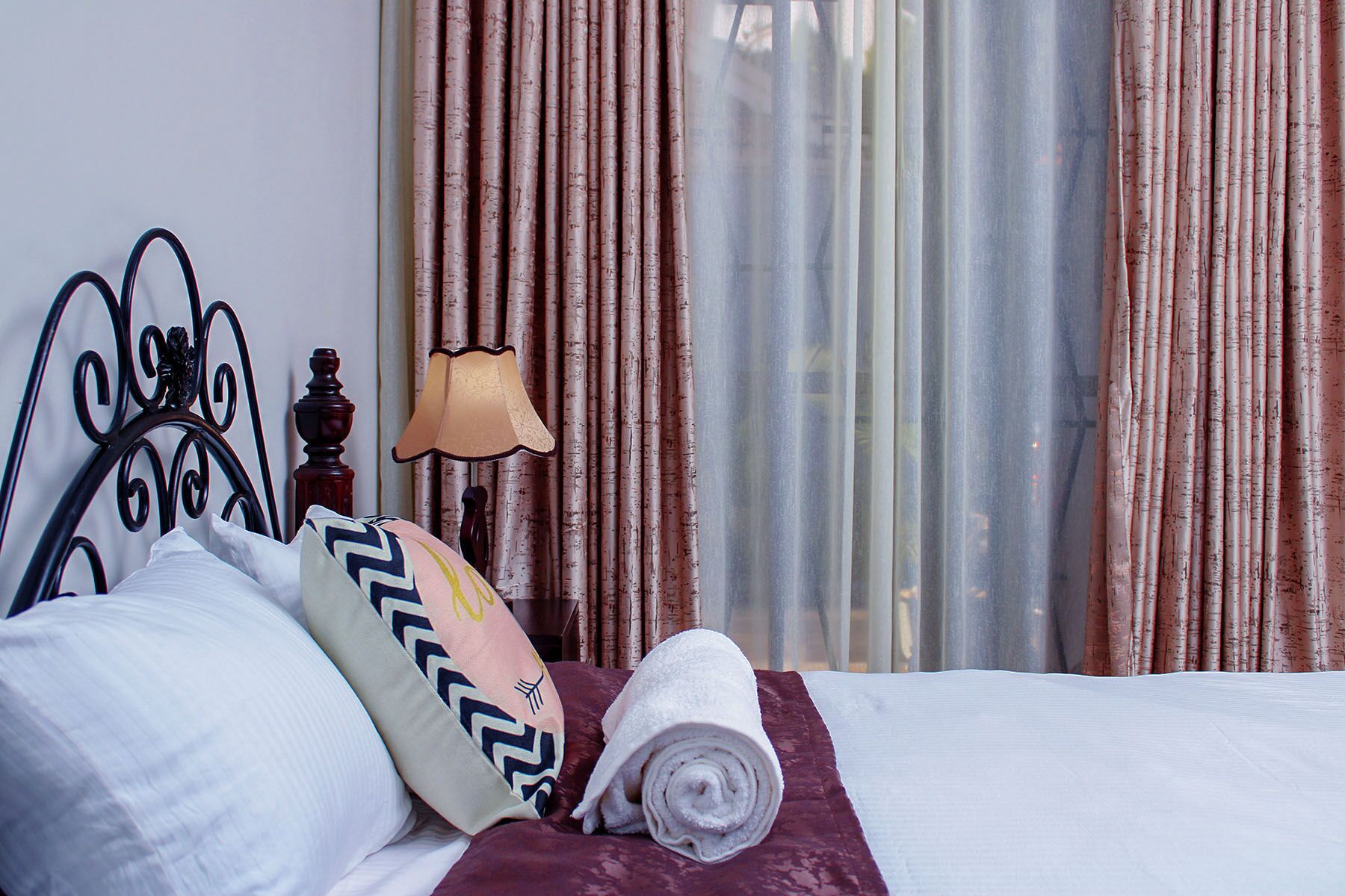 5 dormitorios, tabla de planchar con plancha, cuna de viaje