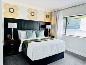 3 bedrooms, iron/ironing board, Internet, bed sheets - Staycation With Back Up Power (Germiston)