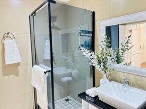 Shower, hair dryer, towels - Staycation With Back Up Power (Germiston)