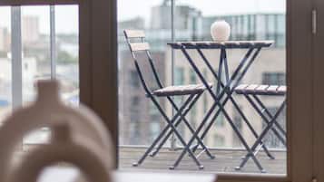 Apartment | Living area | 37-inch TV with cable channels, Netflix, streaming services