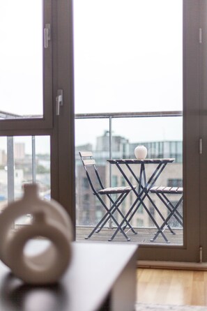 아파트 | 거실 공간 | 케이블 채널 시청이 가능한 37인치 TV, 넷플릭스, 스트리밍 서비스