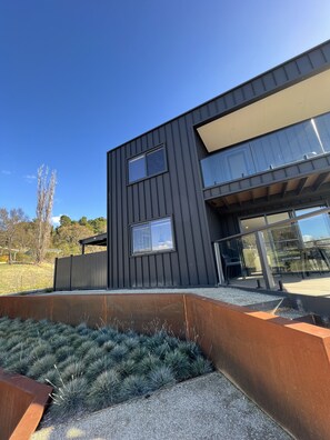 Exterior detail - Ambleside - Mt Panorama Racing Circuit. Stay trackside on Conrod Straight! (Mount Panorama)