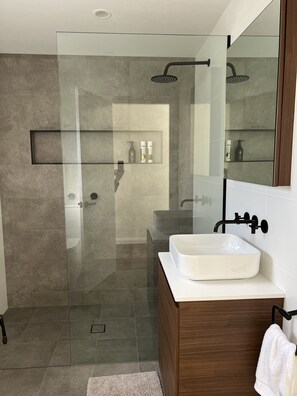 Shower, hair dryer, towels, soap - Ambleside - Mt Panorama Racing Circuit. Stay trackside on Conrod Straight! (Mount Panorama)