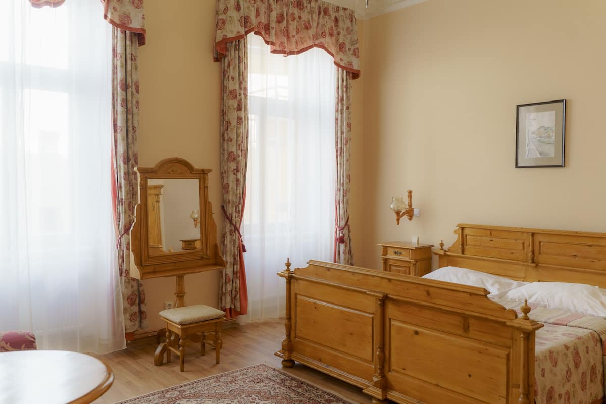 Doppia Deluxe | Biancheria da letto ipoallergenica, una scrivania, postazione laptop