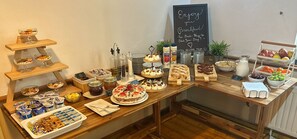 Free daily continental breakfast  - Hotel Heluan (Karlovy Vary)
