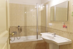 Bathtub, hair dryer, bidet, towels - Hotel Heluan (Karlovy Vary)