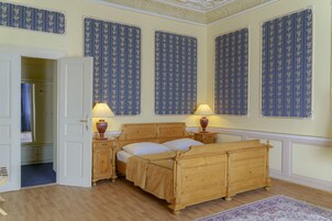 Ropa de cama hipoalergénica y escritorio 