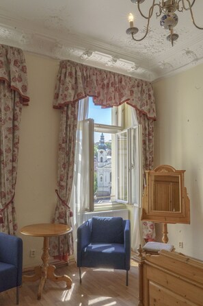 デラックス ダブルルーム | 低刺激性寝具、デスク、ノートパソコン用作業スペース、遮光カーテン