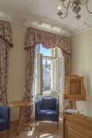 Ropa de cama hipoalergénica y escritorio 