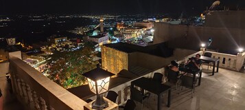 1 habitación, escritorio y espacio para trabajar con laptop 