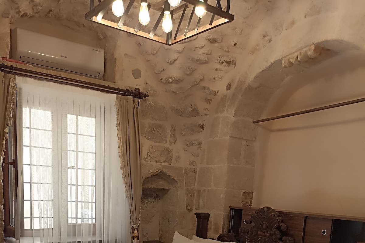 Dara Oda | 1 bedroom, desk, laptop workspace, bed sheets
