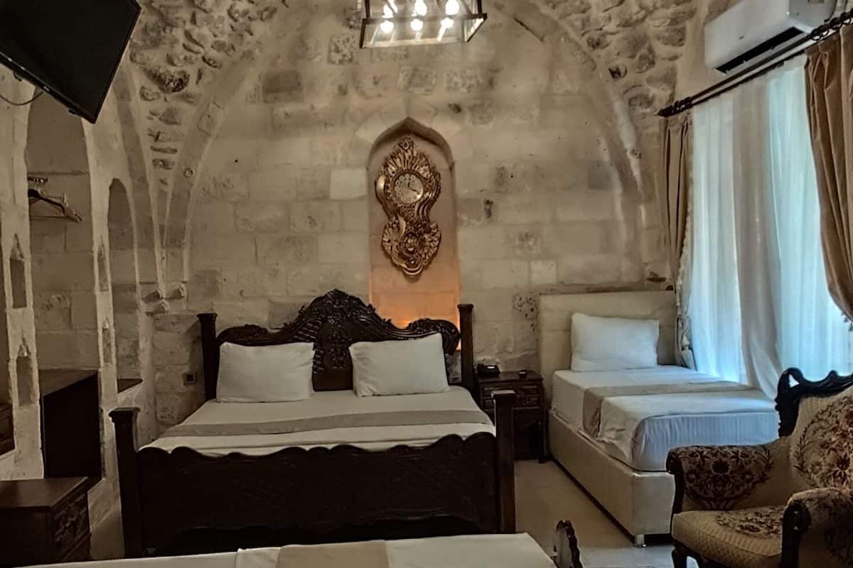 Beg Oda | 1 bedroom, desk, laptop workspace, bed sheets