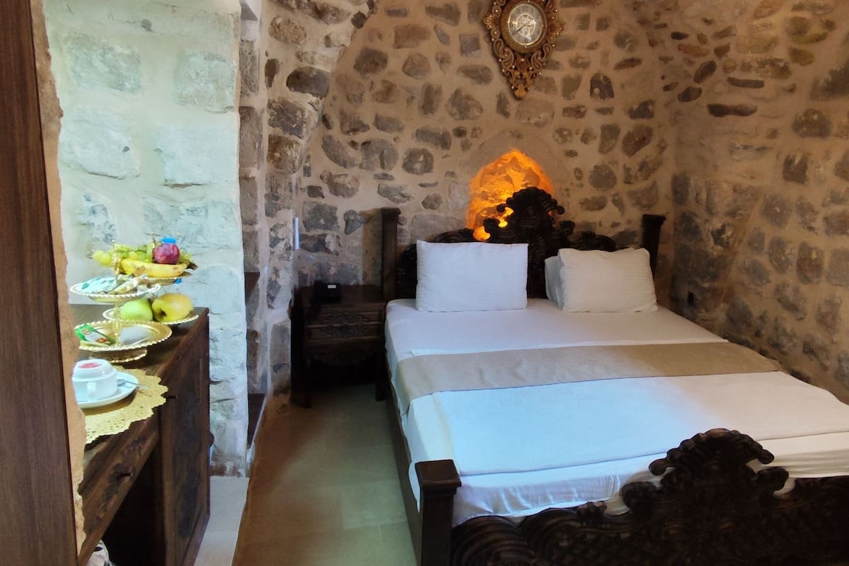 Kahya Oda | 1 bedroom, desk, laptop workspace, bed sheets