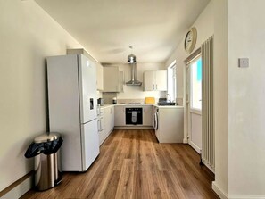 Private kitchen - Stunning Waterloo home, free street parking (Waterloo, Liverpool)