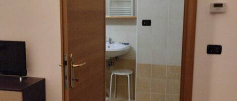 1 chambre, fer et planche à repasser, Wi-Fi gratuit, draps fournis