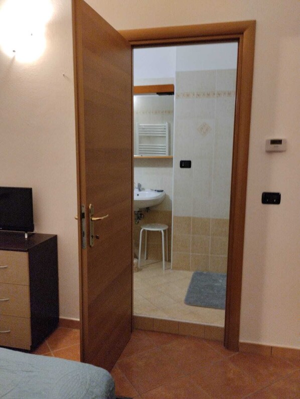 1 habitación, tabla de planchar con plancha, wifi gratis y ropa de cama