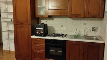 Réfrigérateur, four, plaque de cuisson, cafetiÚre/bouilloire