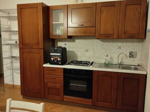 Refrigerador, horno, placa de cocina, cafetera/tetera