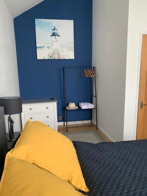 1 dormitori, planxa i posts de planxar, wifi i roba de llit