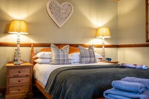 3 habitaciones, tabla de planchar con plancha, wifi y ropa de cama 