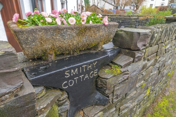Exterior detail - Smithy Cottage - sleeps 6, dog friendly, central in Hawkshead with parking (Hawkshead)