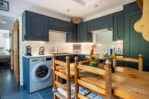 Fridge, microwave, oven, dishwasher - Potter's Wheel - sleeps 4, private lake access, dog friendly and parking (Coniston)