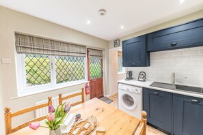 Fridge, microwave, oven, dishwasher - Potter's Wheel - sleeps 4, private lake access, dog friendly and parking (Coniston)