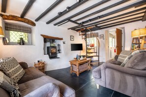 TV, fireplace - Potter's Wheel - sleeps 4, private lake access, dog friendly and parking (Coniston)