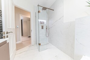 Shower, hair dryer, towels - Heather Mere Cottage - sleeps 4 in newly renovated property (Bowness-on-Windermere)