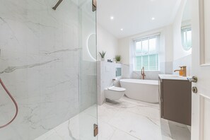Dusche, Haartrockner, Handtücher