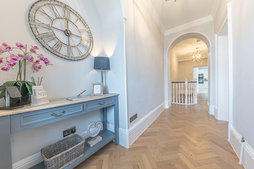 Edge Mere Apartment  - sleeps 4 guests  in 2 bedrooms