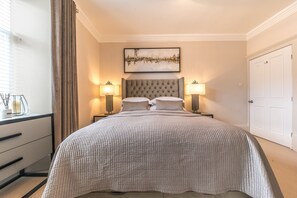 2 quartos, ferros/tábuas de passar roupa, Wi-Fi, roupa de cama