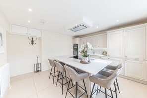 Geladeira, micro-ondas, fogão, lava-louças