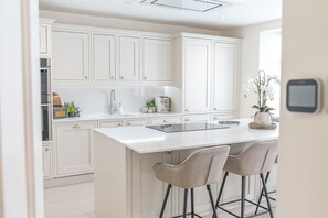 Kjøleskap, mikrobølgeovn, ovn og oppvaskmaskin