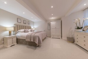 2 quartos, ferros/tábuas de passar roupa, Wi-Fi, roupa de cama