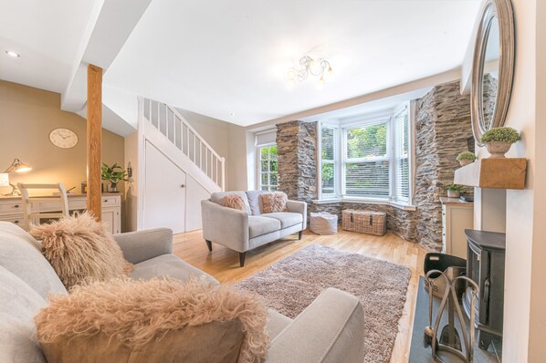 TV, fireplace - Pottery Gate - sleeps 4 in modern dog friendly cottage with parking and new bathroom (Bowness-on-Windermere)