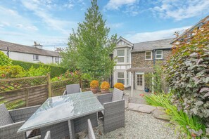 Outdoor dining - Pottery Gate - sleeps 4 in modern dog friendly cottage with parking and new bathroom (Bowness-on-Windermere)