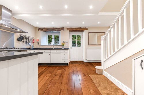 Rose Barn - barn conversion sleeps 6, new bathroom with parking