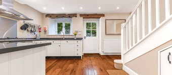 Rose Barn - barn conversion sleeps 6, new bathroom with parking