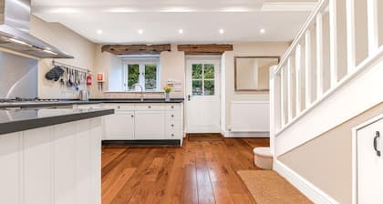 Rose Barn - barn conversion sleeps 6, new bathroom with parking