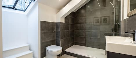 Douche, séchoir à cheveux, serviettes fournies